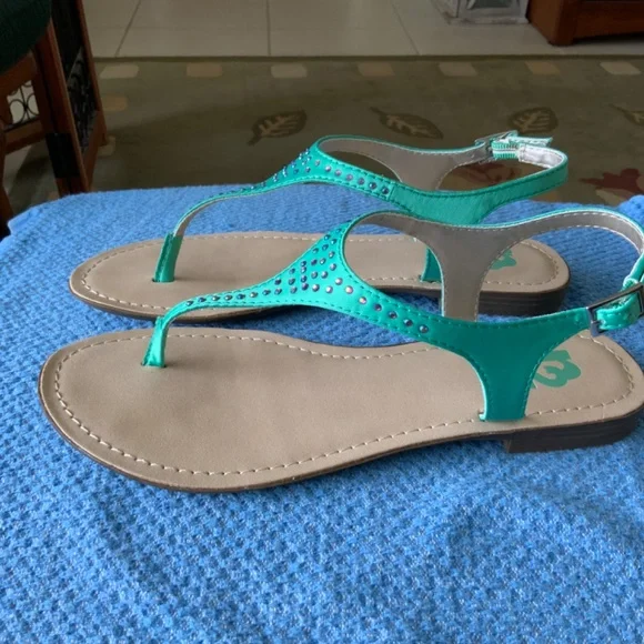 R2 Women’s Green Sandals with rhinestones, Size 7, like new. - Picture 2 of 4